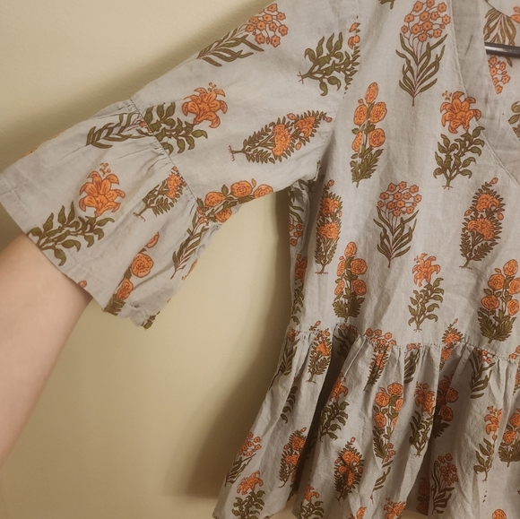 Size M Nayo floral patterned top with slight flutter sleeves & peplum bottom - Picture 3 of 5